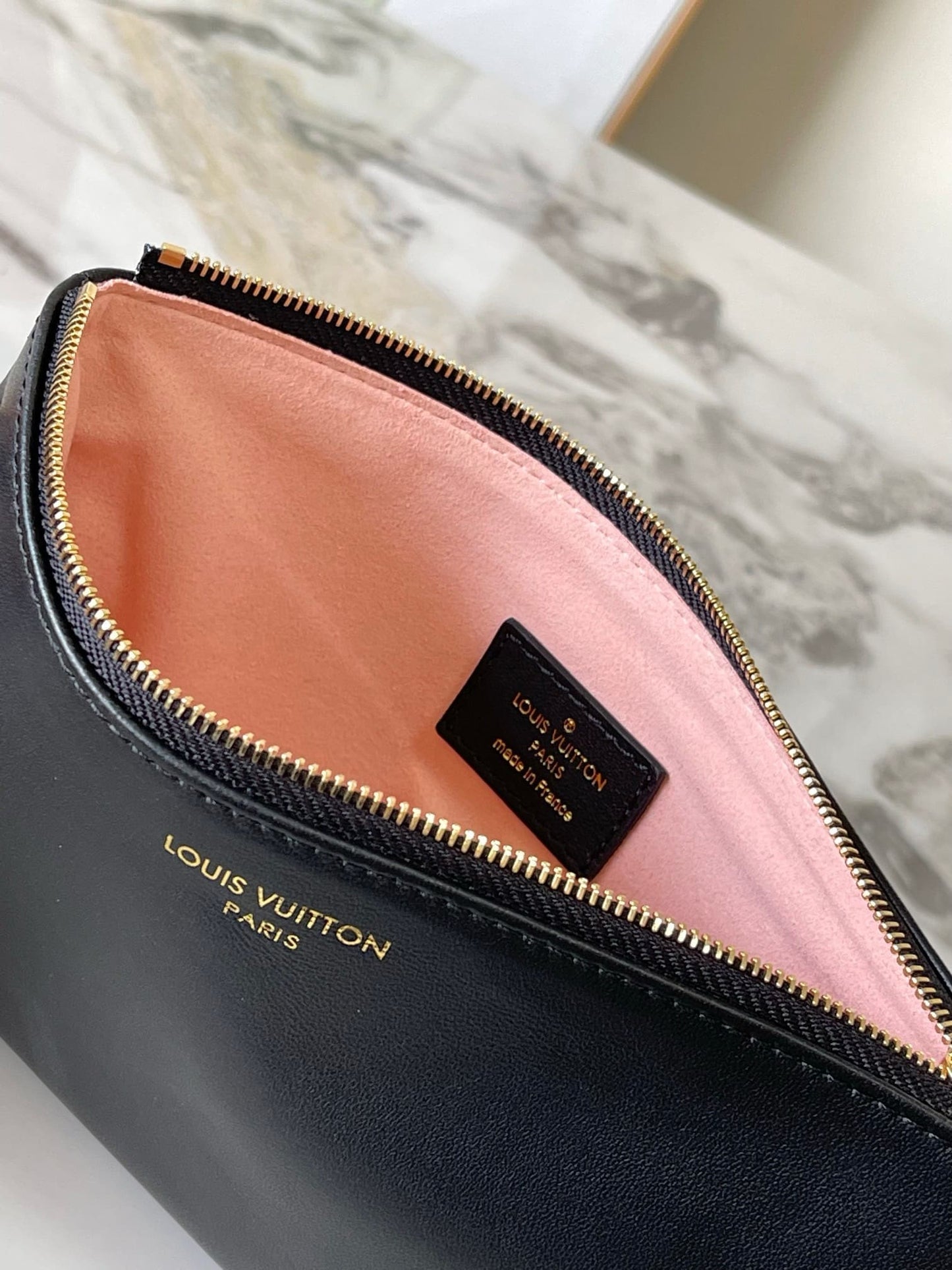 Louis Vuitton M12068 Coussin Hobo MM