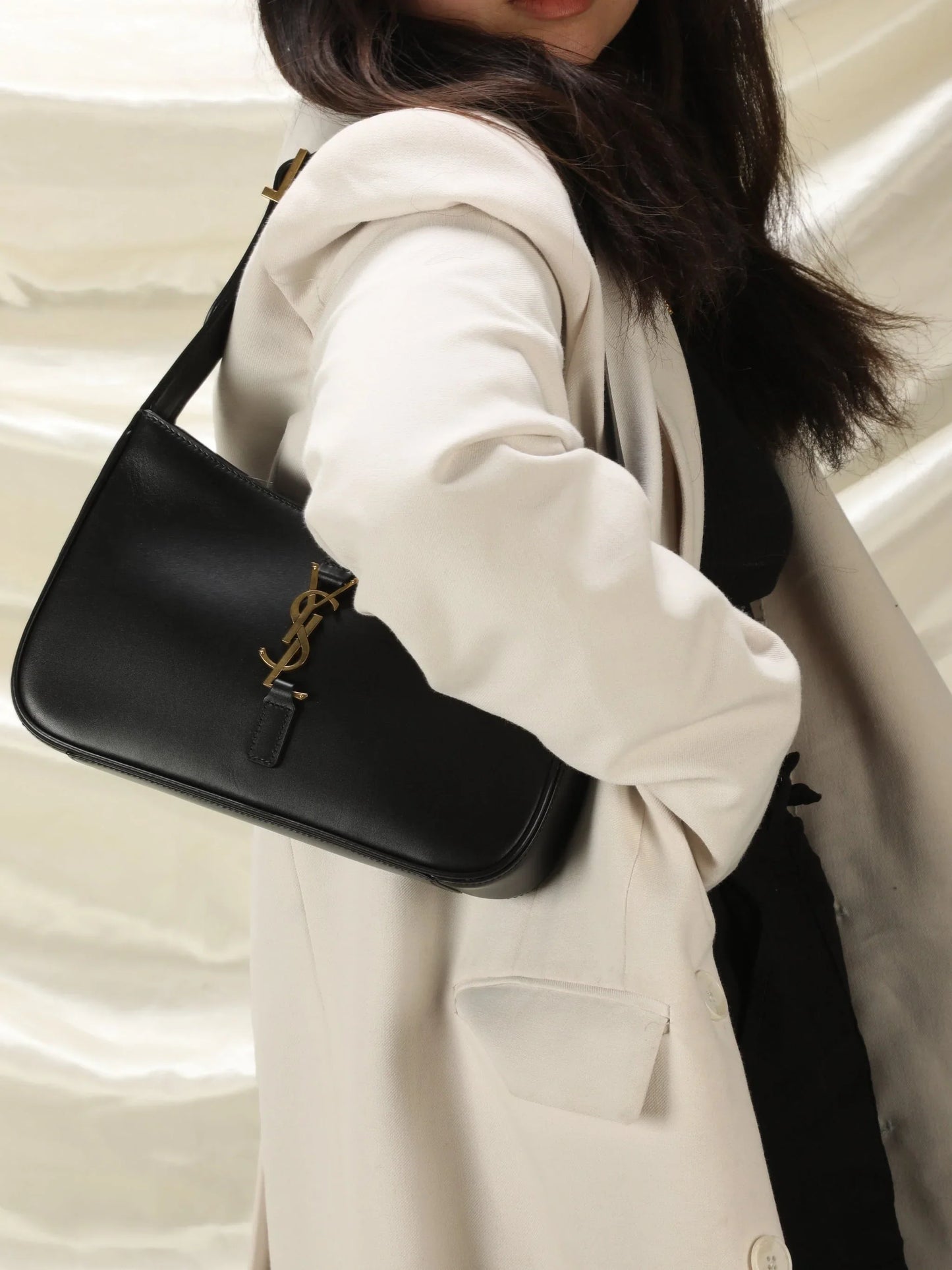 Saint Laurent Le 5 À 7 Hobo Bag In Patent Leather - Black - Women