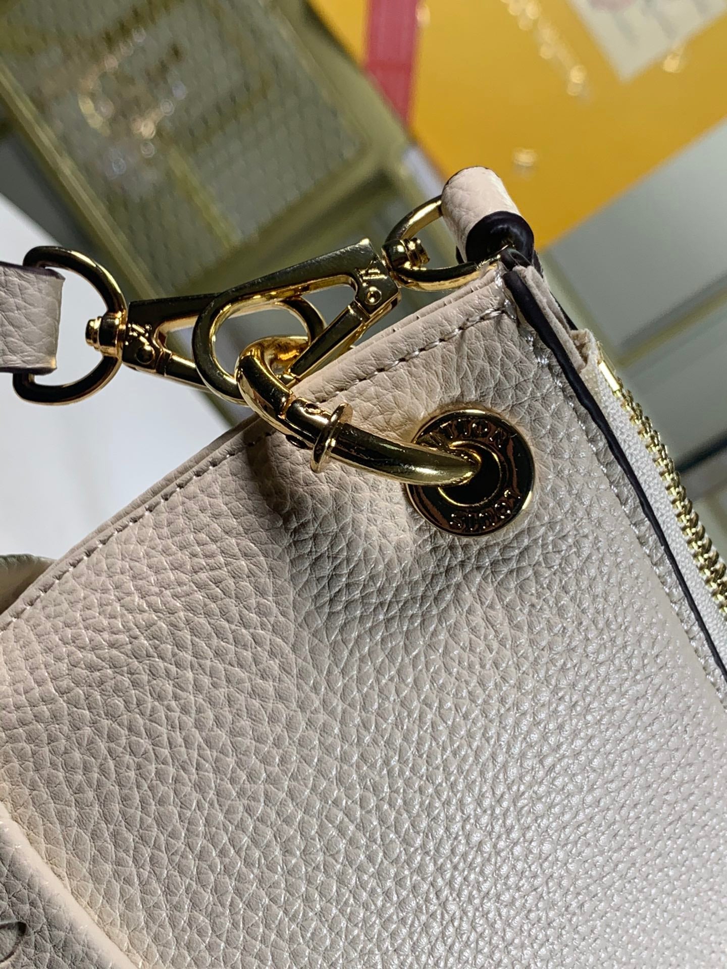 Louis Vuitton Maida Hobo