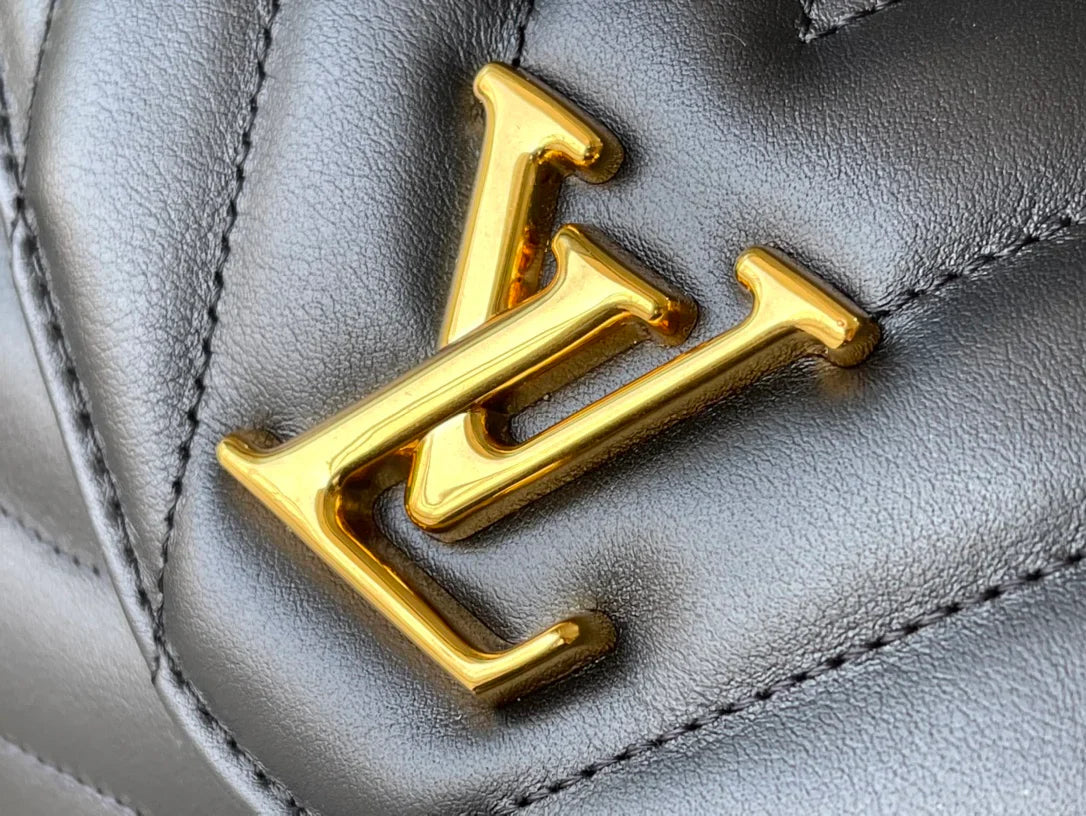 Louis Vuitton Hold Me Black Smooth Leather M21720 size 23x15x10 cm