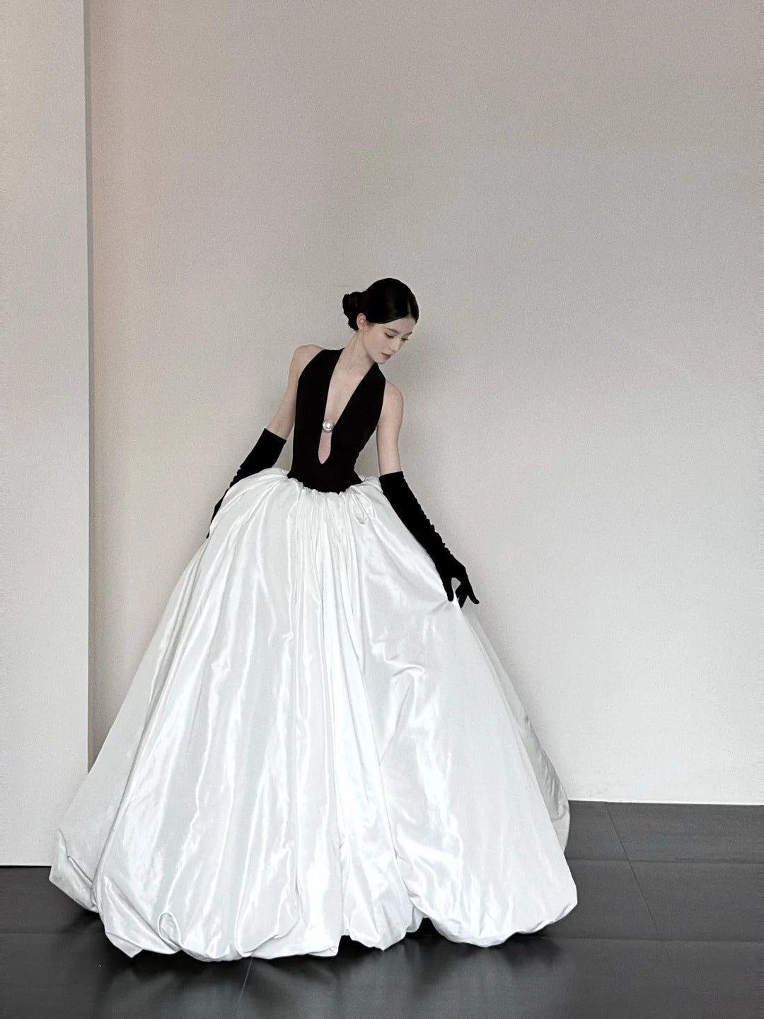Black and white fashionable and elegant V-neck long satin A-line floor-length ball gown evening dress prom dress gh3732