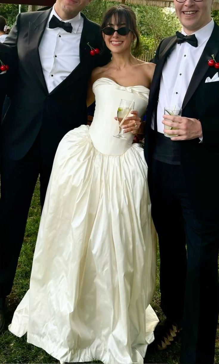 Cute Ivory Ball Gown Sweetheart Neck Bow Satin Wedding Dress SH3808