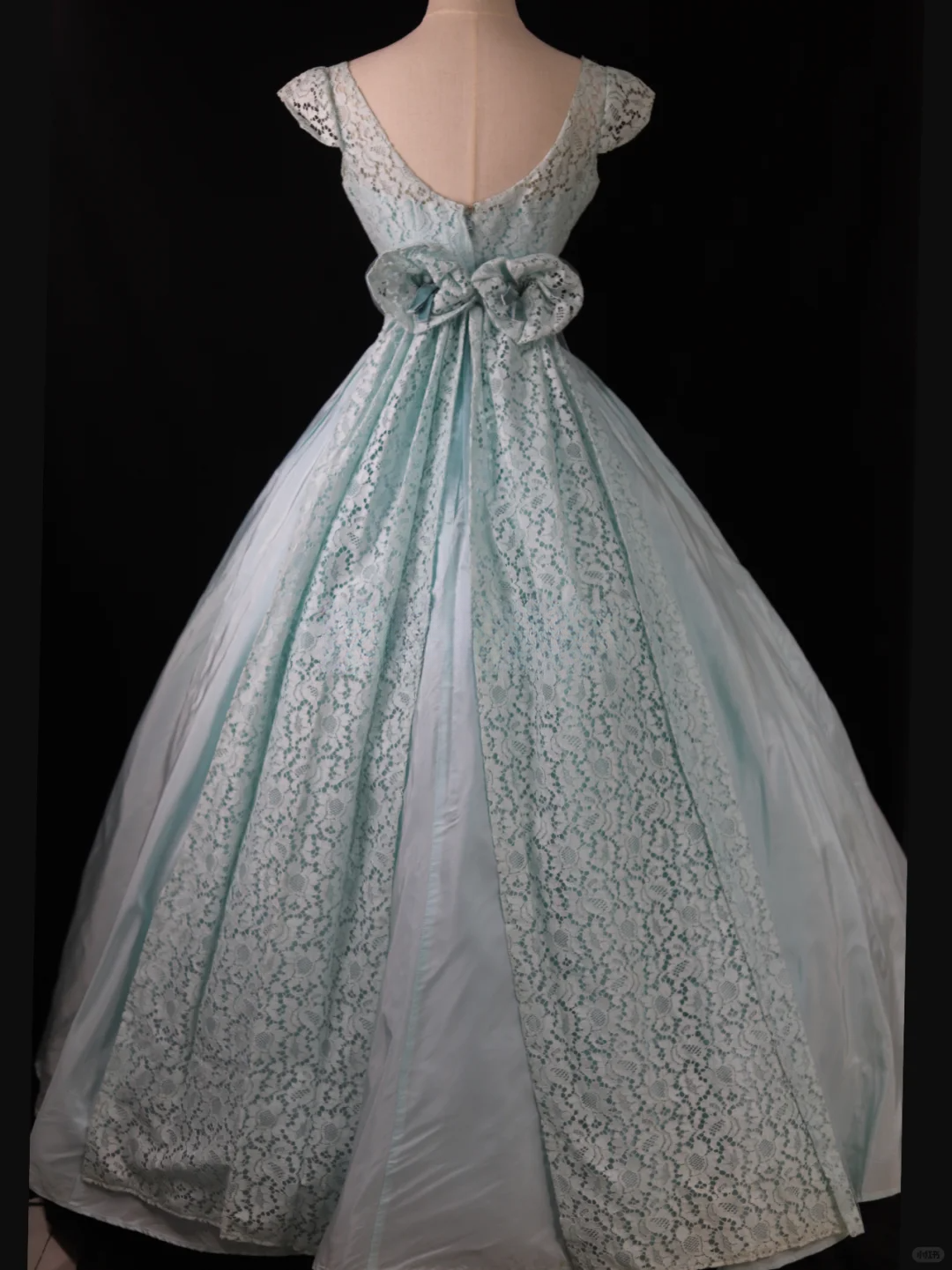 Vintage Ball Gown V Neck Lace Satin Prom Dress 16th Birthday Dress SH3861