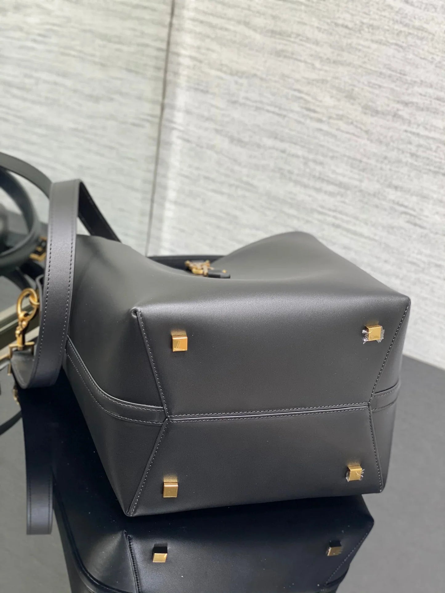 YSL Le 37 In Black Shiny Leather - 20 X 25 X 16 CM