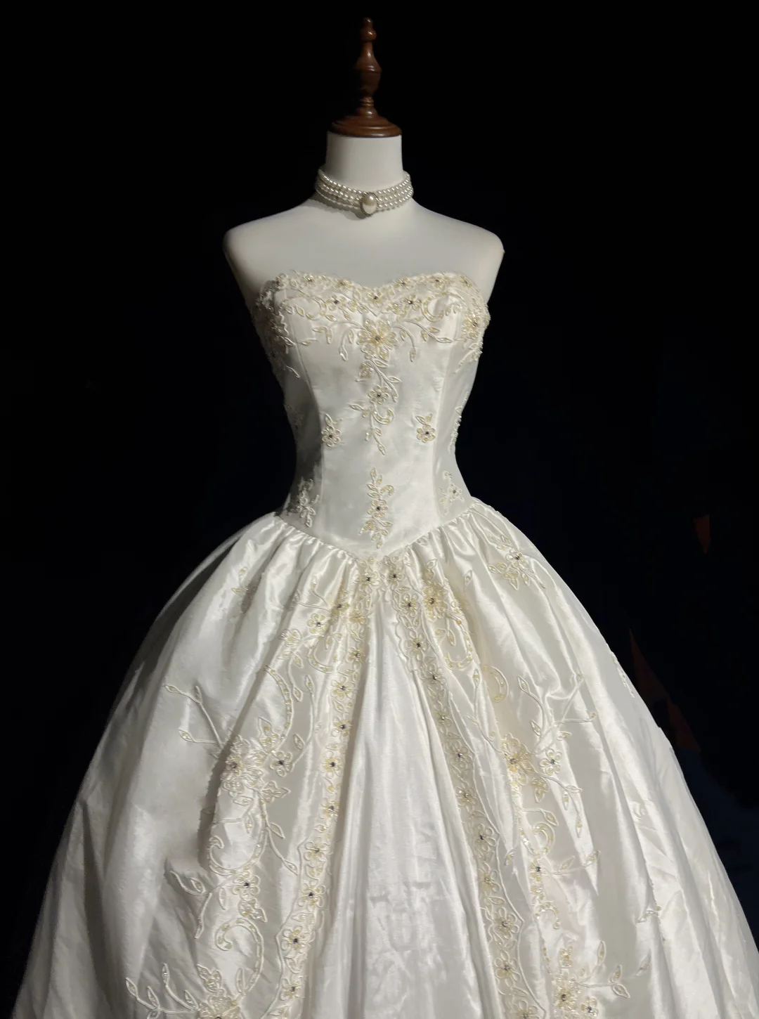 Unique Bridal Gown Ball Gown Sweetheart Appliques Lace Sleeveless White 50s Wedding Dresses Vintage Bridal Gowns DH1121