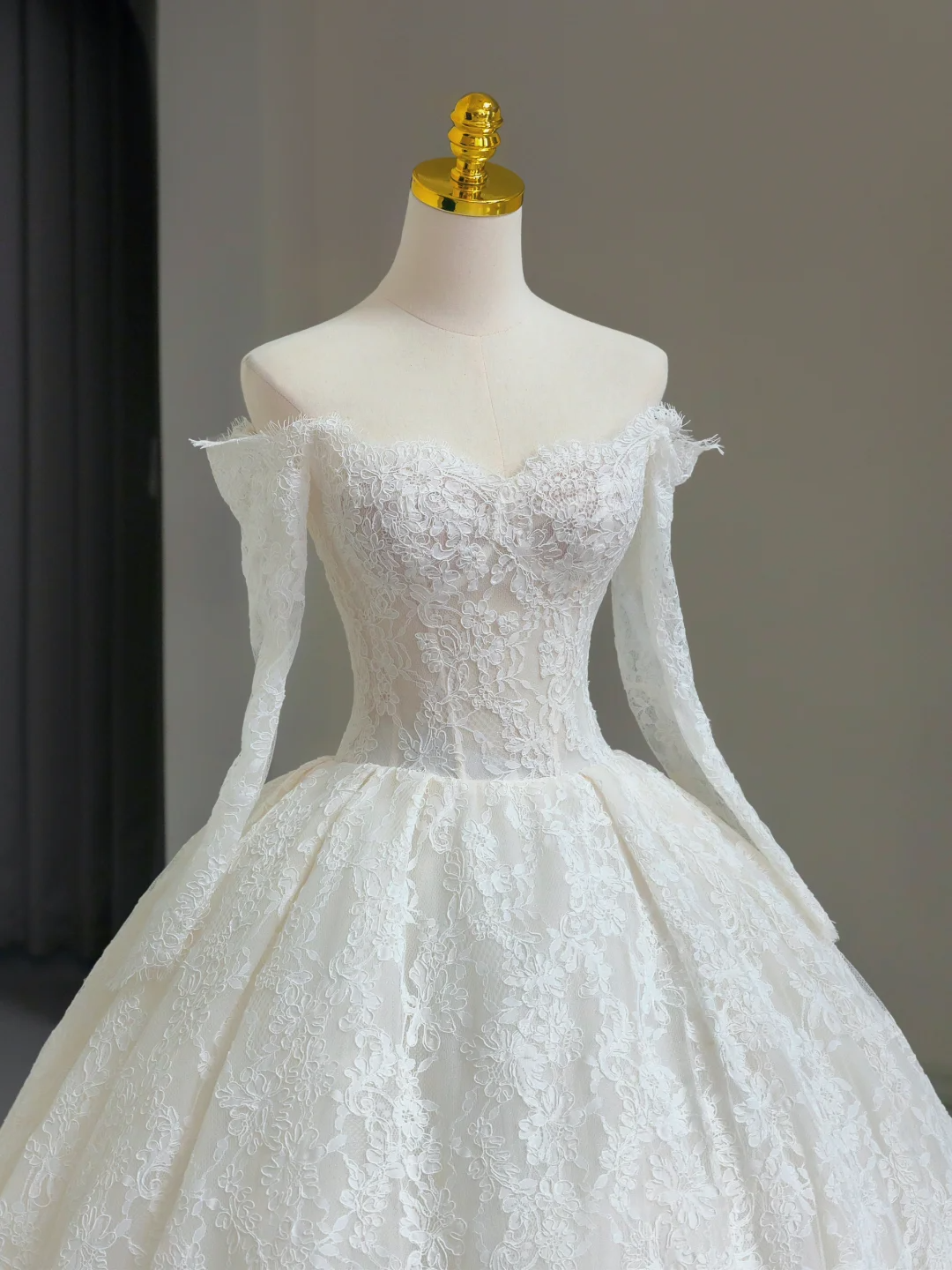 Unique Bridal Gown Ball Gown Off The Shoulder Lace Long Sleeves White 50s Wedding Dresses Vintage Bridal Gowns DH1137