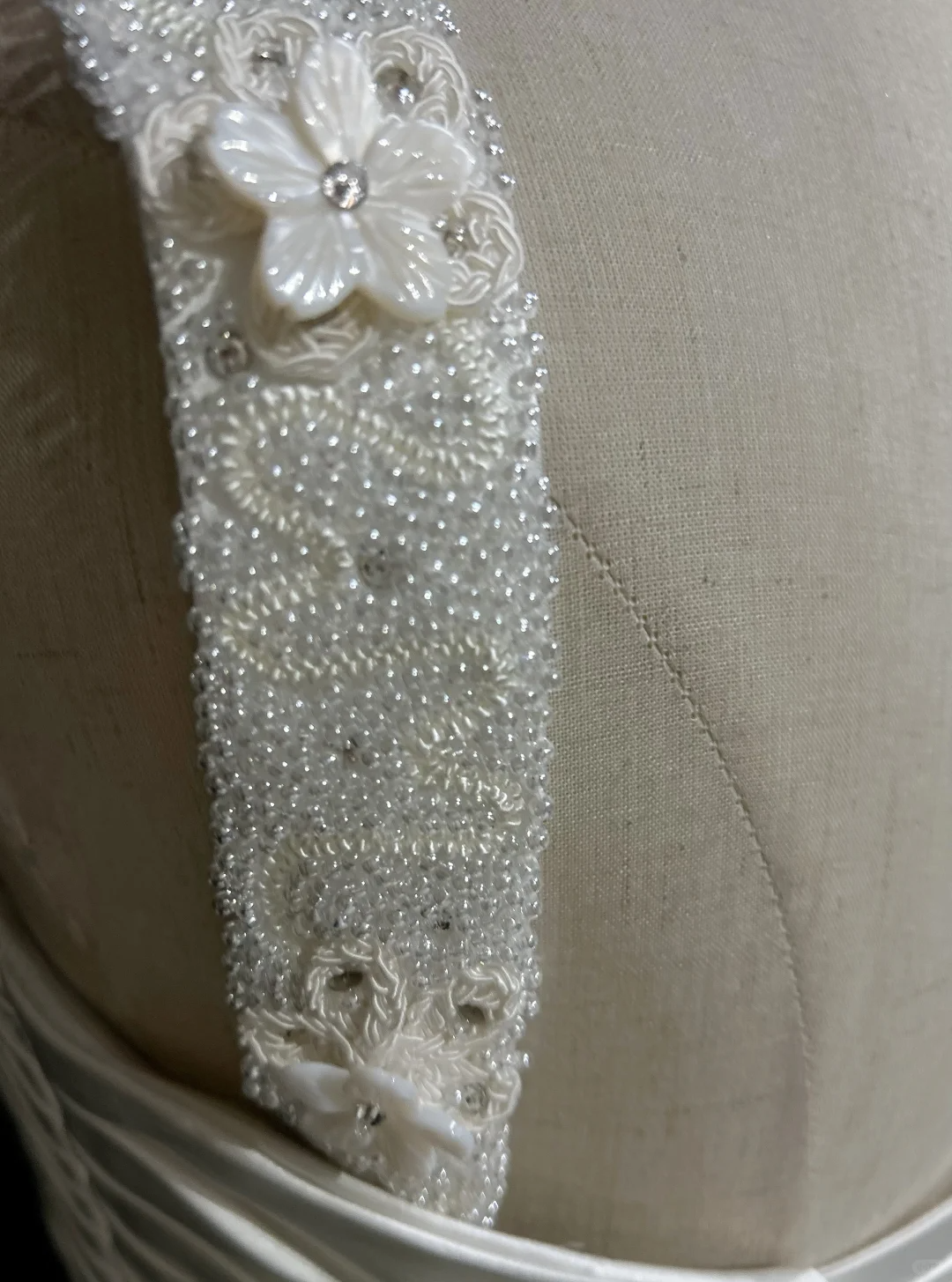 Unique Wedding Dress A Line V Neck White Satin Beads 90s Wedding Dresses Vintage Bridal Gowns DH1163