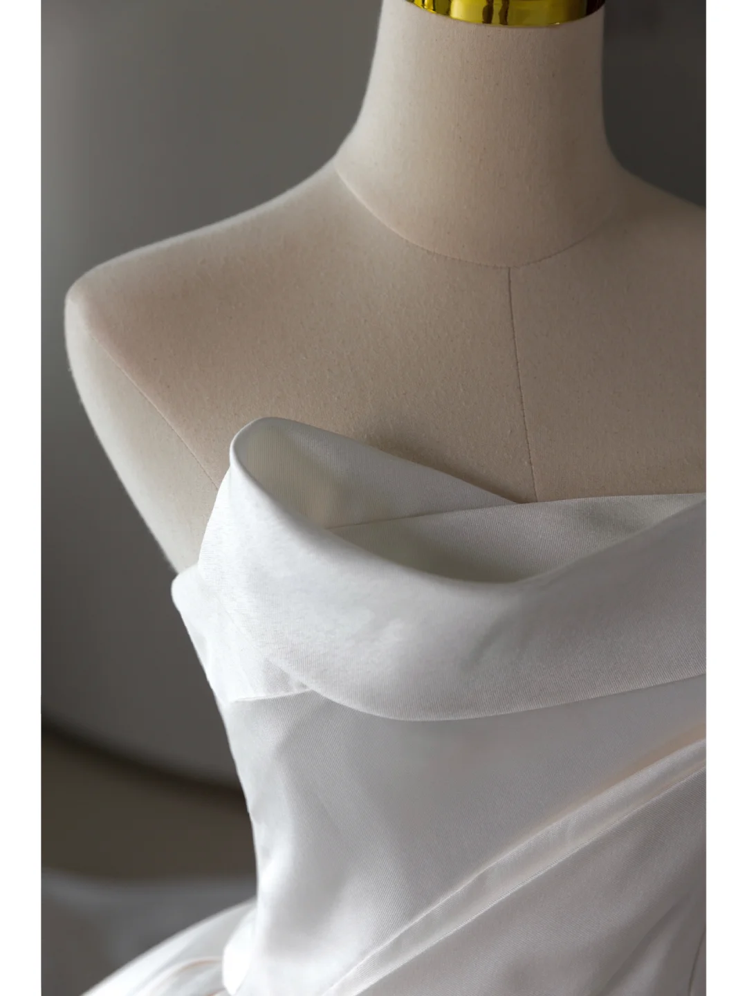 Princess Bridal Dress Ball Gown Strapless Satin Wedding Dress With Ruffles White Wedding Dresses Modest Wedding Gowns DH1549