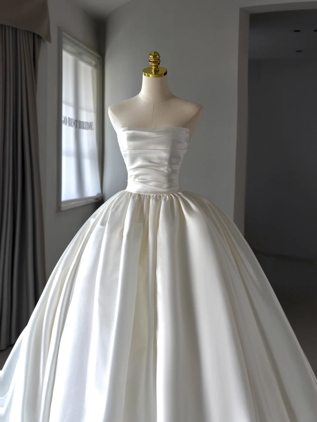 Princess Bridal Dress Ball Gown Strapless Satin Wedding Dress With Ruffles White Wedding Dresses Simple Wedding Gowns DH1552