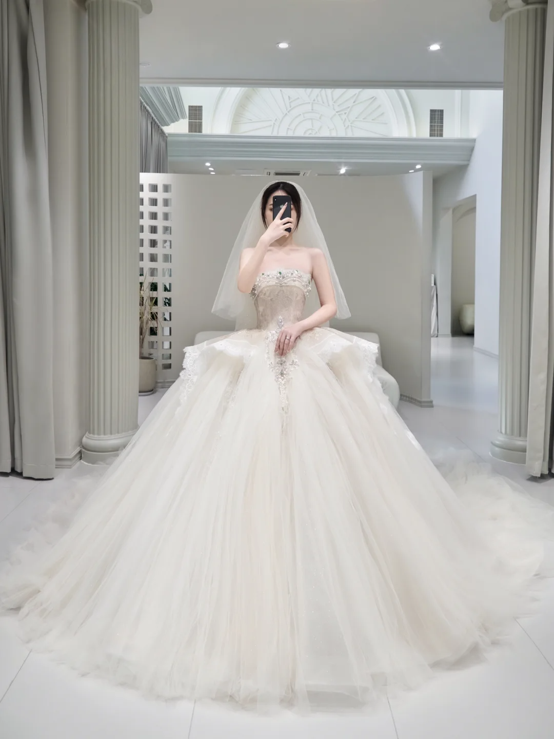 Princess Bridal Dress Ball Gown Strapless Tulle Wedding Dress With Ruffles Beads White Wedding Dresses Simple Wedding Gowns DH1555