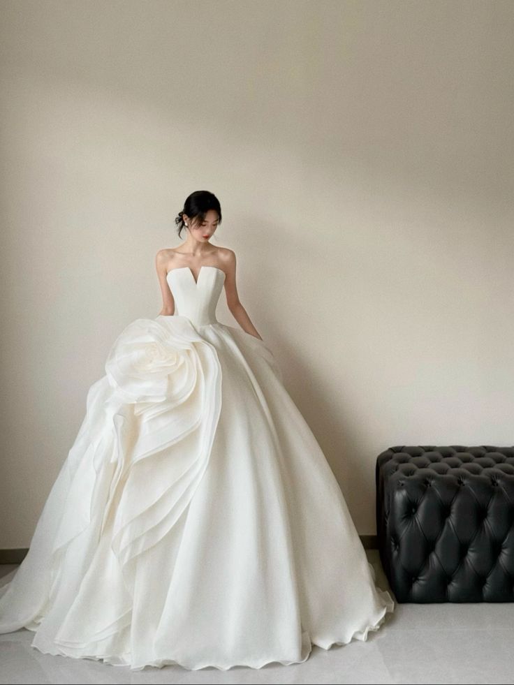 Romantic Wedding Gown Bridal Dress Ball Gown Strapless Satin Wedding Dress Ivory Wedding Dresses Modest Wedding Gowns DH1786