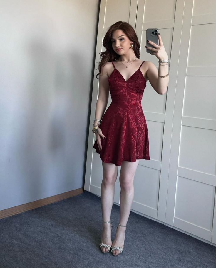Pretty A line Spaghetti Straps Burgundy Lace Mini Short Formal 8th Grade Homecoming Dresses Summer Middle School Hoco Dress Homecoming Outfits DH220