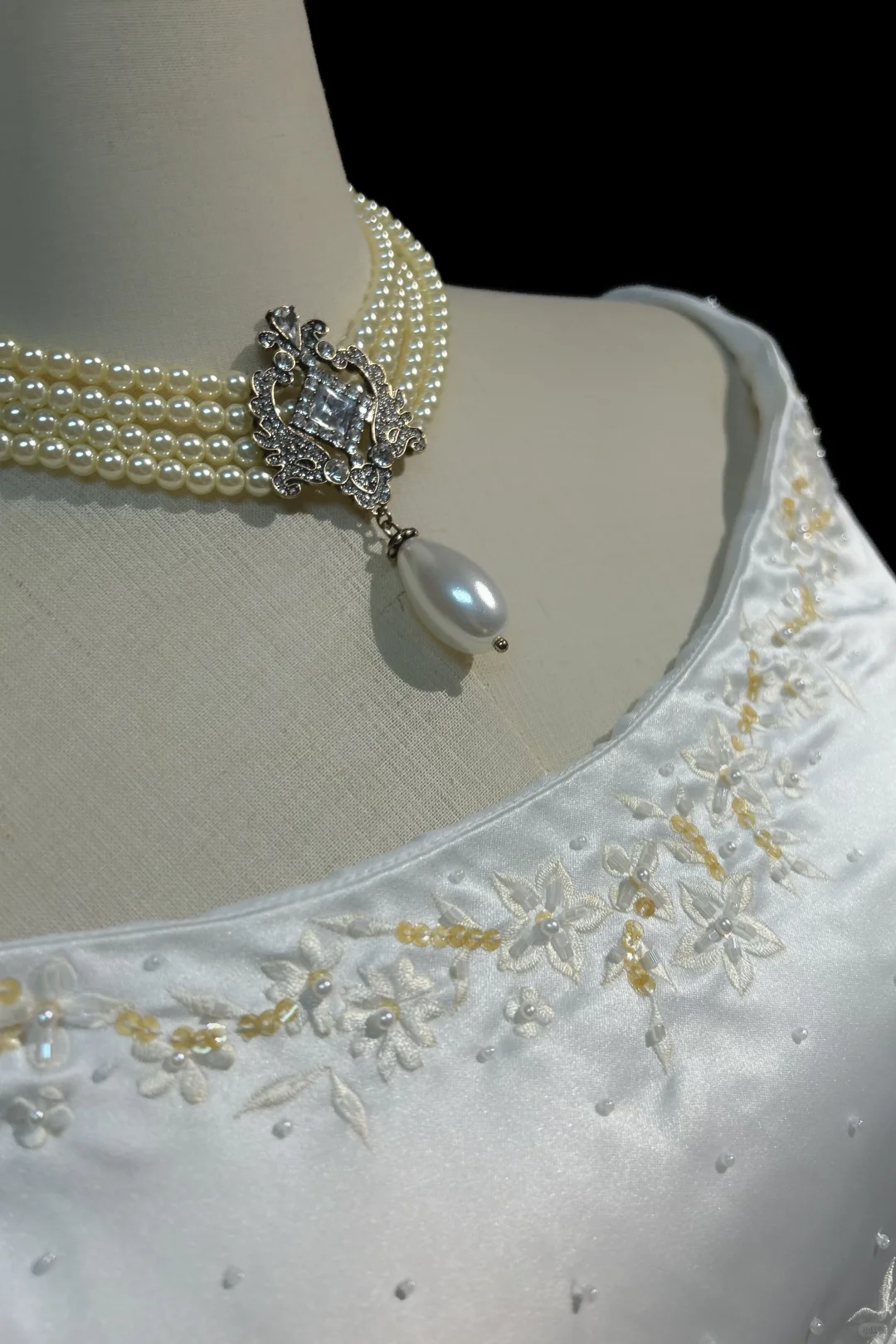 Classic Bridal Gown A line Jewel Neck Satin Long White Wedding Dresses Elegant Bridal Gowns DH649