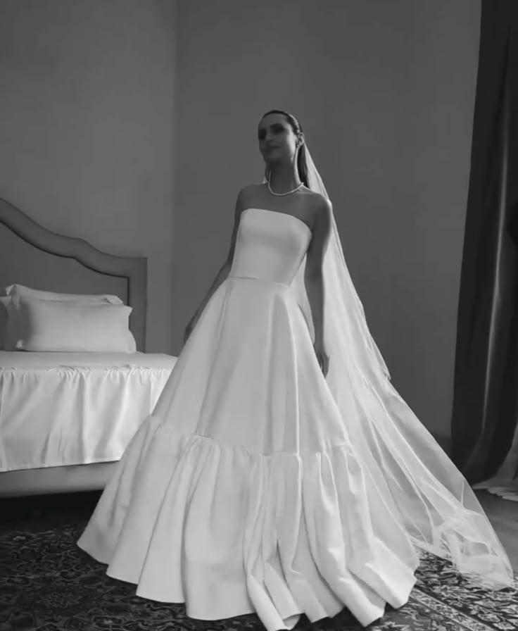 Dreamy Wedding Dress Ball Gown Strapless Satin White Wedding Dresses Bridal Gowns DH731