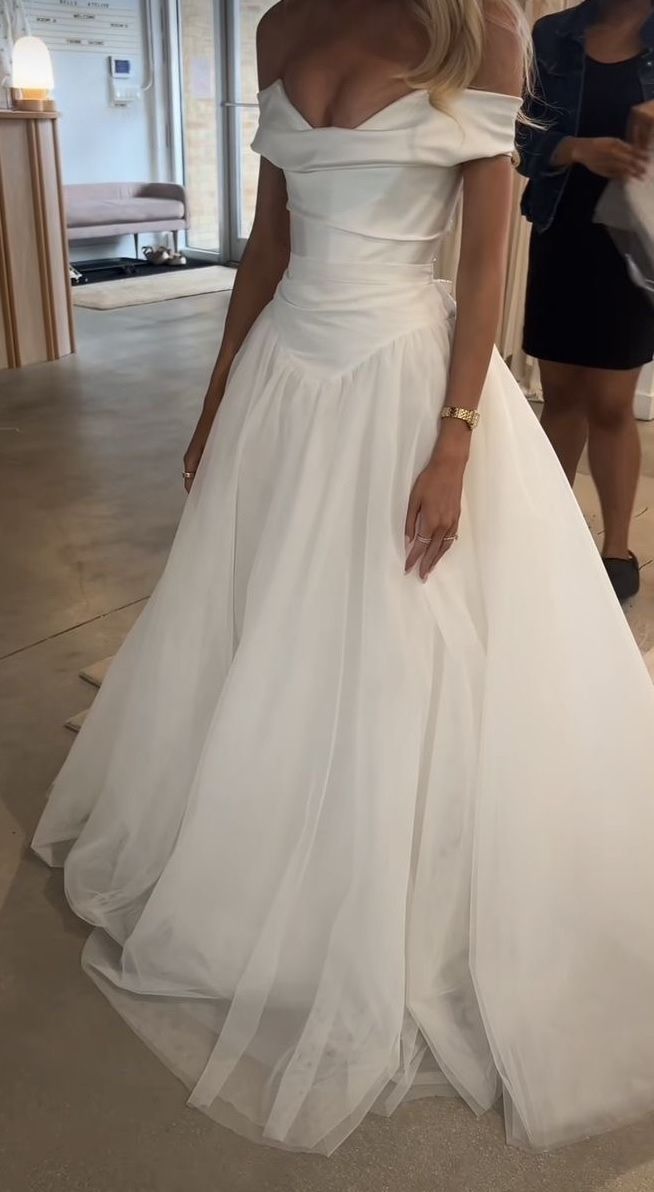 Classic Bridal Gown Ball Gown Off The Shoulder Short Sleeves Satin White Wedding Dresses Minimalist Bridal Gowns DH746