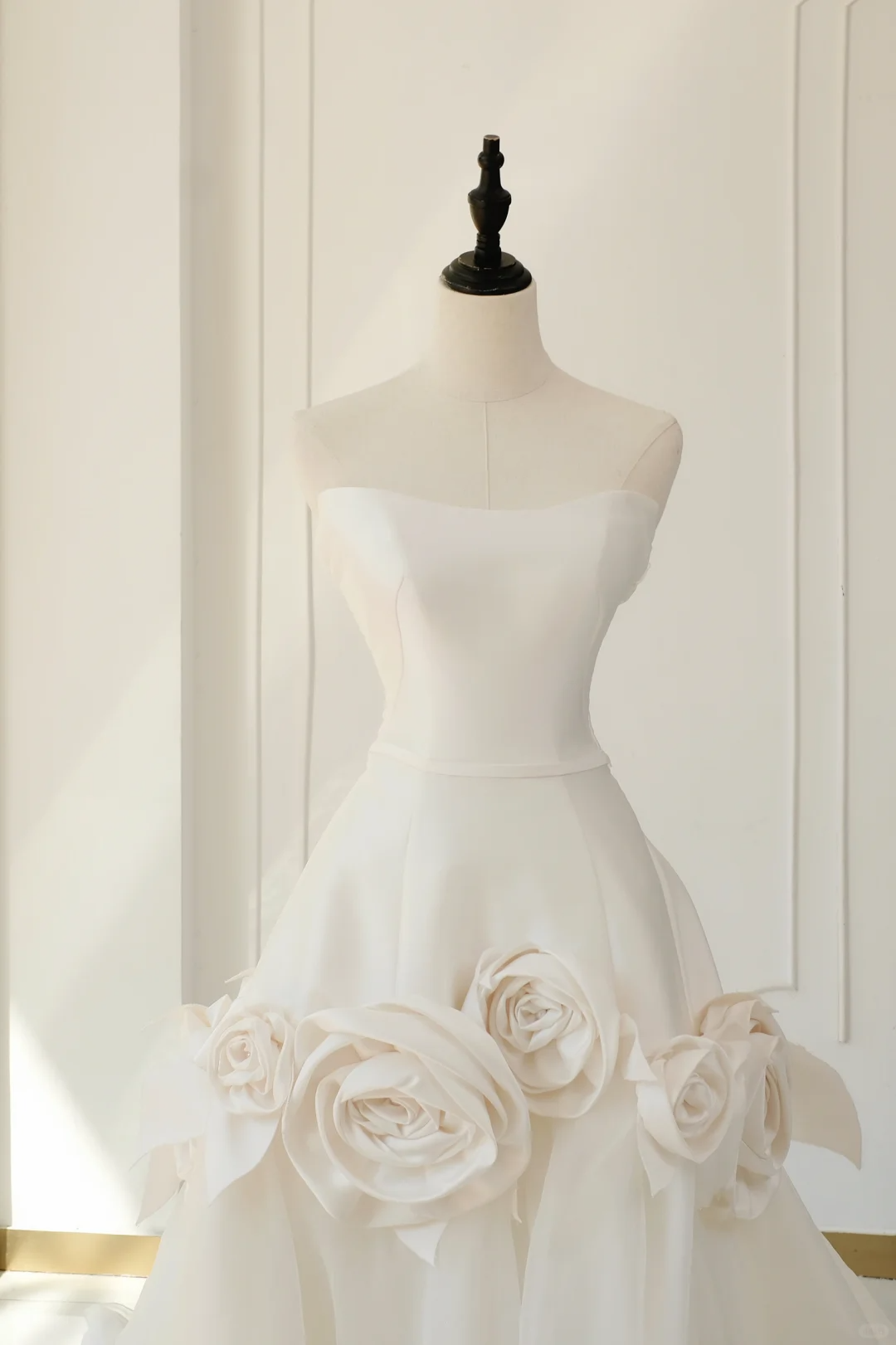 Timeless Bridal Gown Ball Gown Strapless Satin Flowers Sleeveless Long White Wedding Dresses Elegant Bridal Gowns DH890