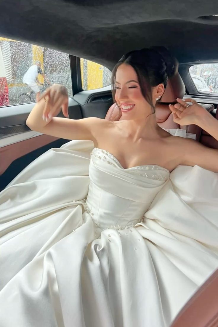 Princess Bridal Dress Ball Gown Sweetheart Sleeveless Satin White Wedding Dresses Pretty Bridal Gowns DH947