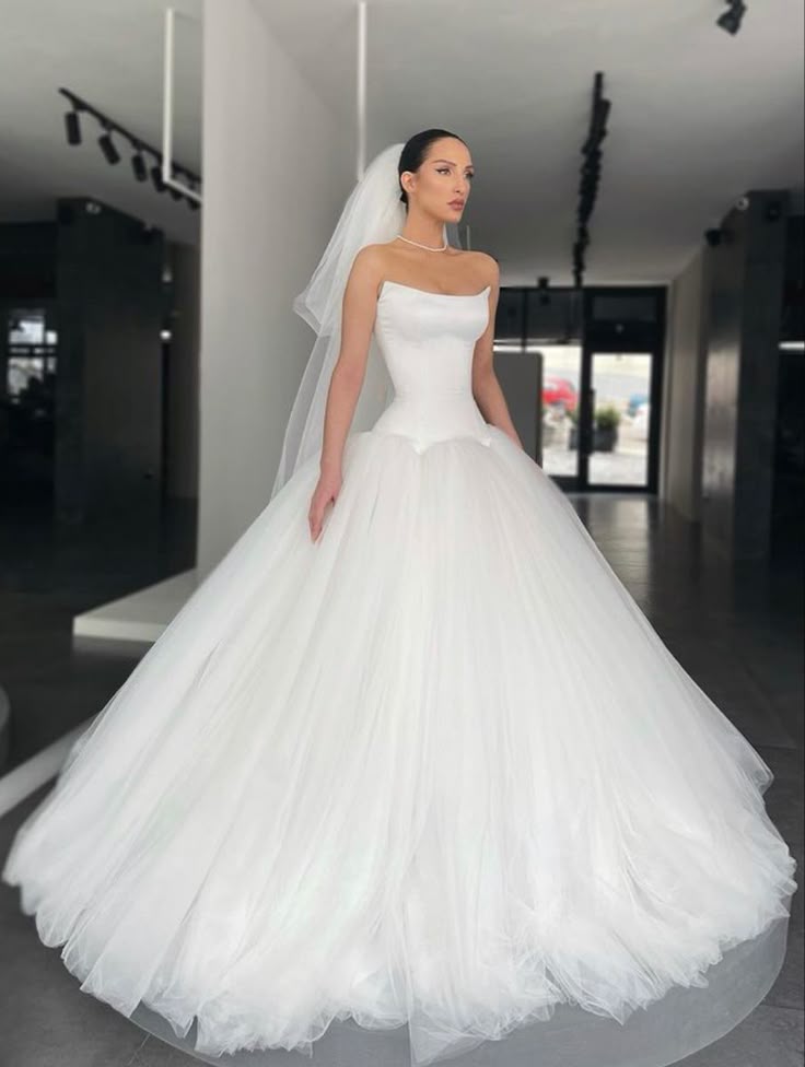 Unique Bridal Gown Ball Gown Strapless Tulle Sleeveless White Wedding Dresses Modest Bridal Gowns DH960