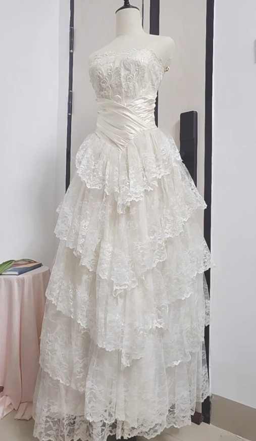 Princess Bridal Dress Ball Gown Strapless Sleeveless Lace White Appliques Wedding Dresses Pretty Bridal Gowns DH949