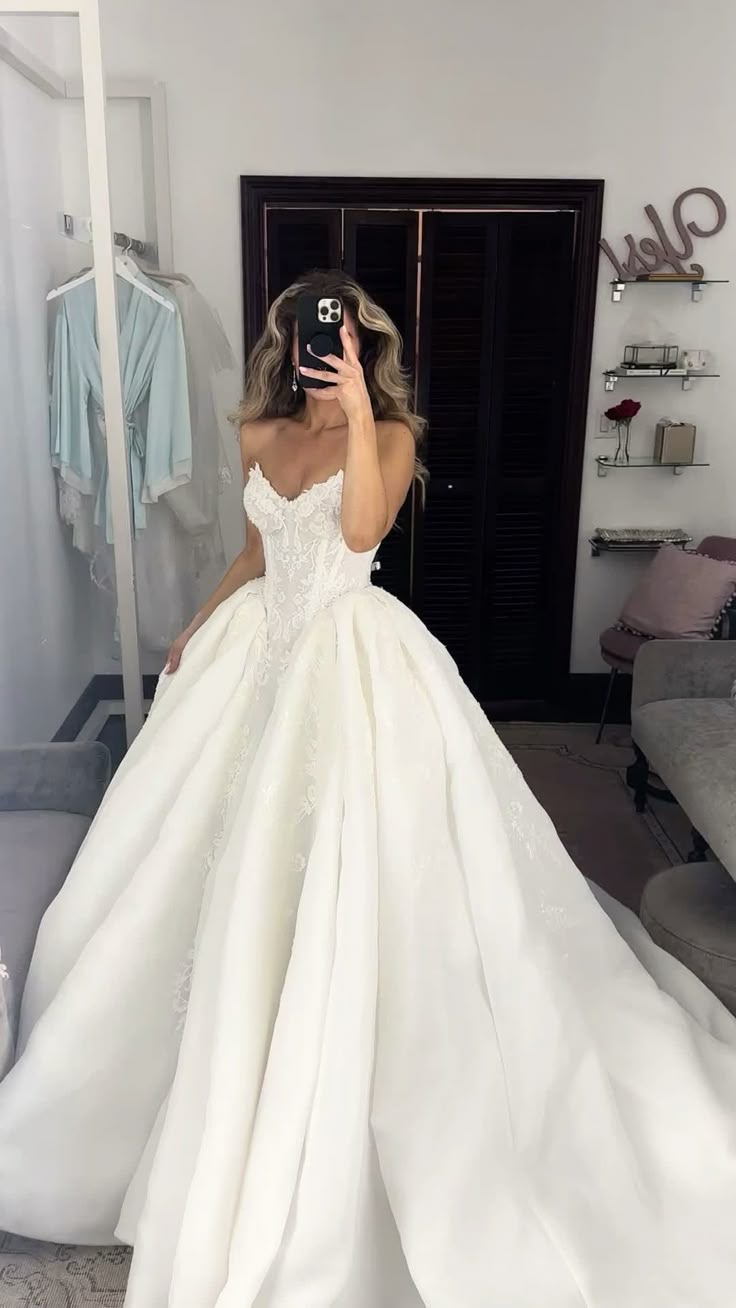 Romantic Bridal Gown Ball Gown Sweetheart Satin White Lace Wedding Dresses Minimalist Bridal Gowns DP1188