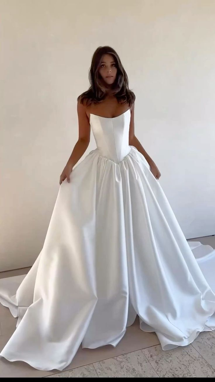 Classic Bridal Gown Ball Gown Strapless Satin White Slit Wedding Dresses Minimalist Bridal Gowns DP1192