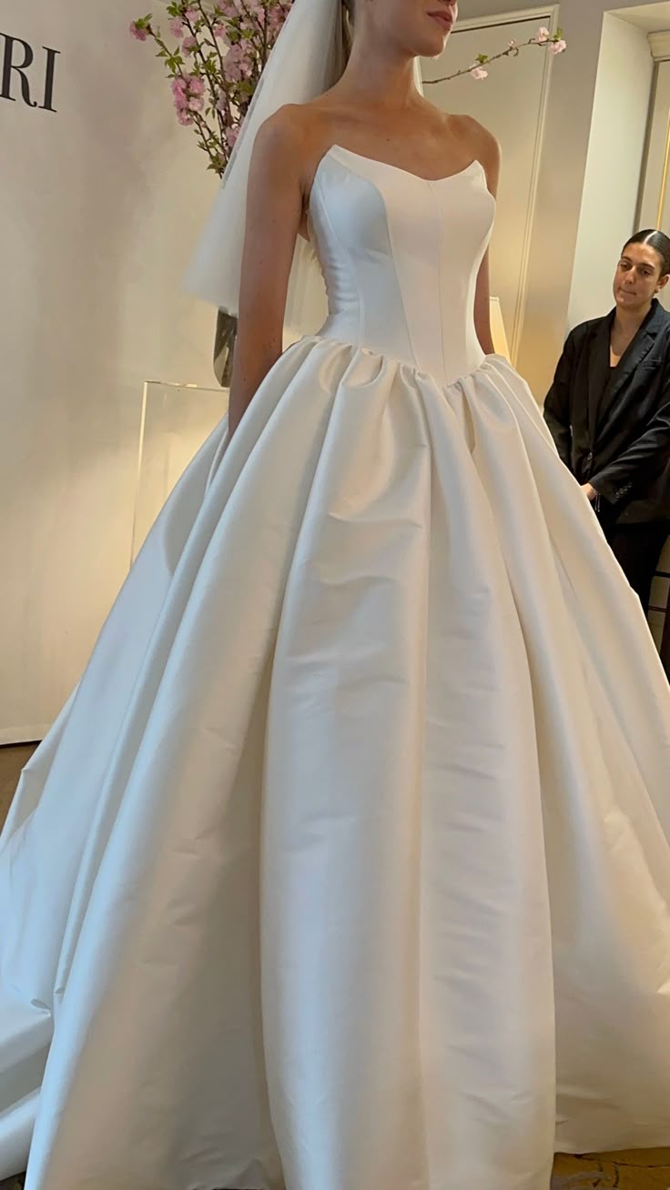 Classic Bridal Gown Ball Gown Strapless Satin White Wedding Dresses Minimalist Bridal Gowns DP1198