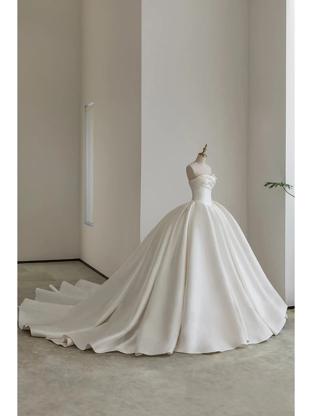 Romantic Bridal Gown Ball Gown Sweetheart Satin White Wedding Dresses Minimalist Bridal Gowns DP1209