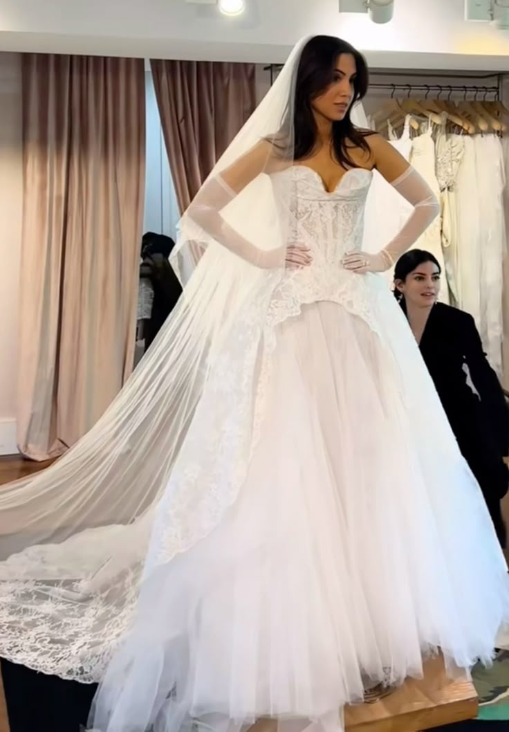 Classic Bridal Gown Ball Gown Sweetheart Lace White Wedding Dresses Minimalist Bridal Gowns DP1622