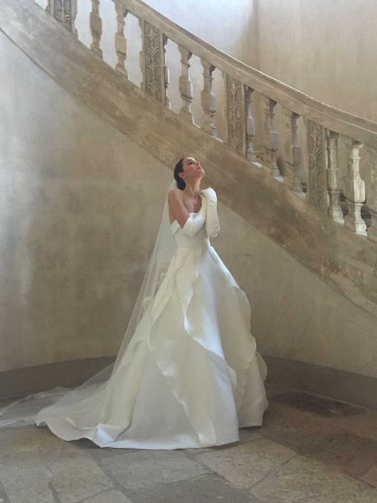 Pretty Wedding Dress Ball Gown Strapless Satin White Long Wedding Dresses Bridal Gowns With Gloves DP1821