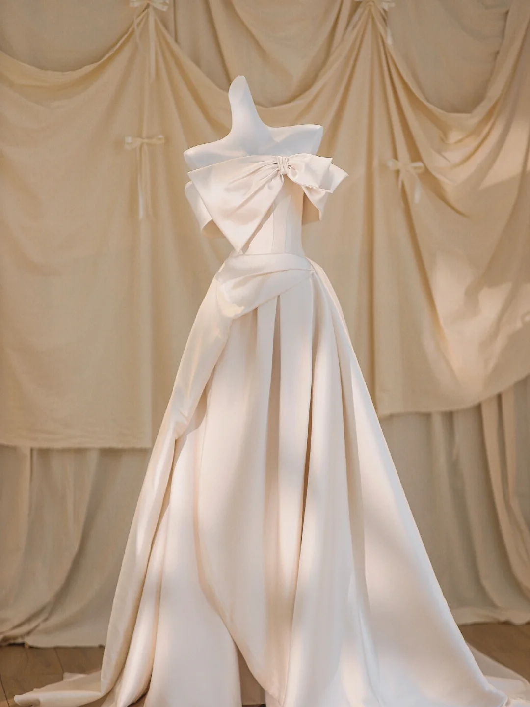 Pretty Wedding Dress Ball Gown Off The Shoulder Ivory Satin Long Wedding Dresses Brides Gowns DP1859