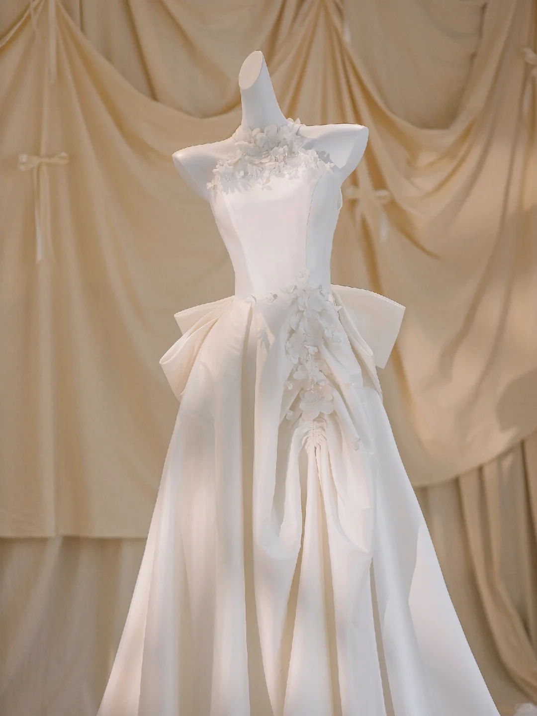 Pretty Wedding Dress Ball Gown High Neck Satin Ivory Long Wedding Dresses Bridal Gowns DP1863