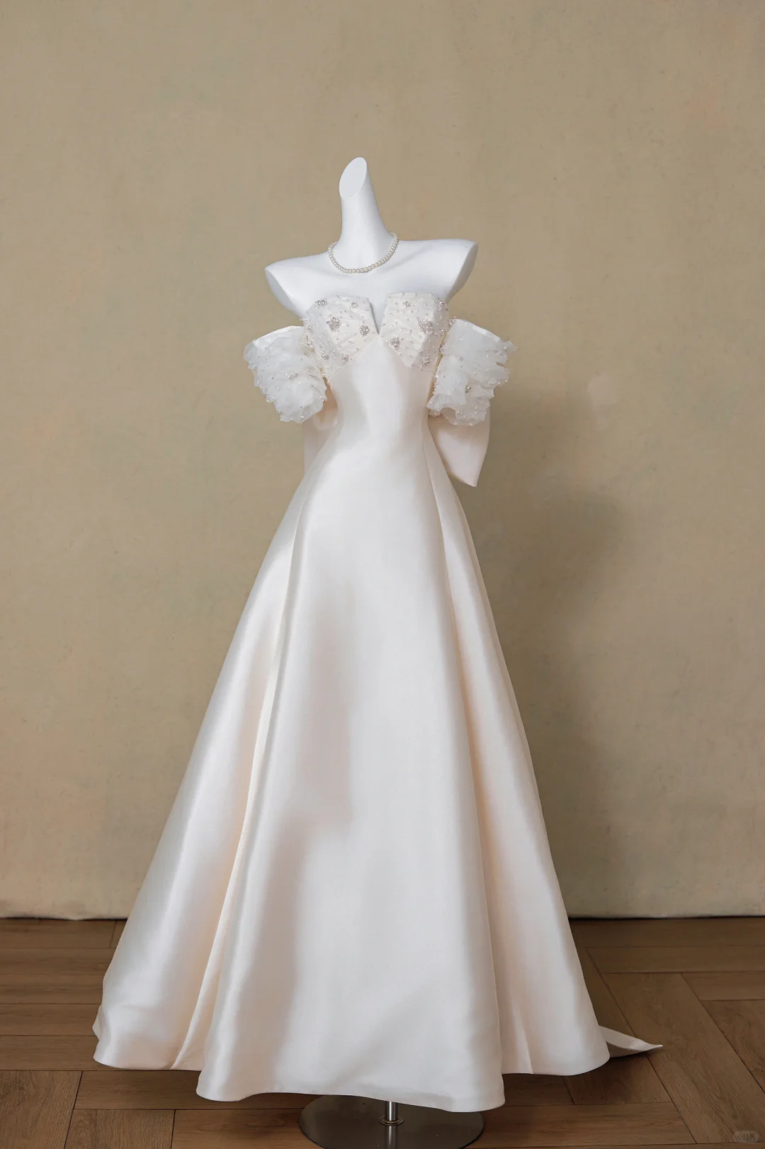 Pretty Wedding Dress Ball Gown Sweetheart Satin Short Sleeves Long Wedding Dresses Brides Gowns DP1878