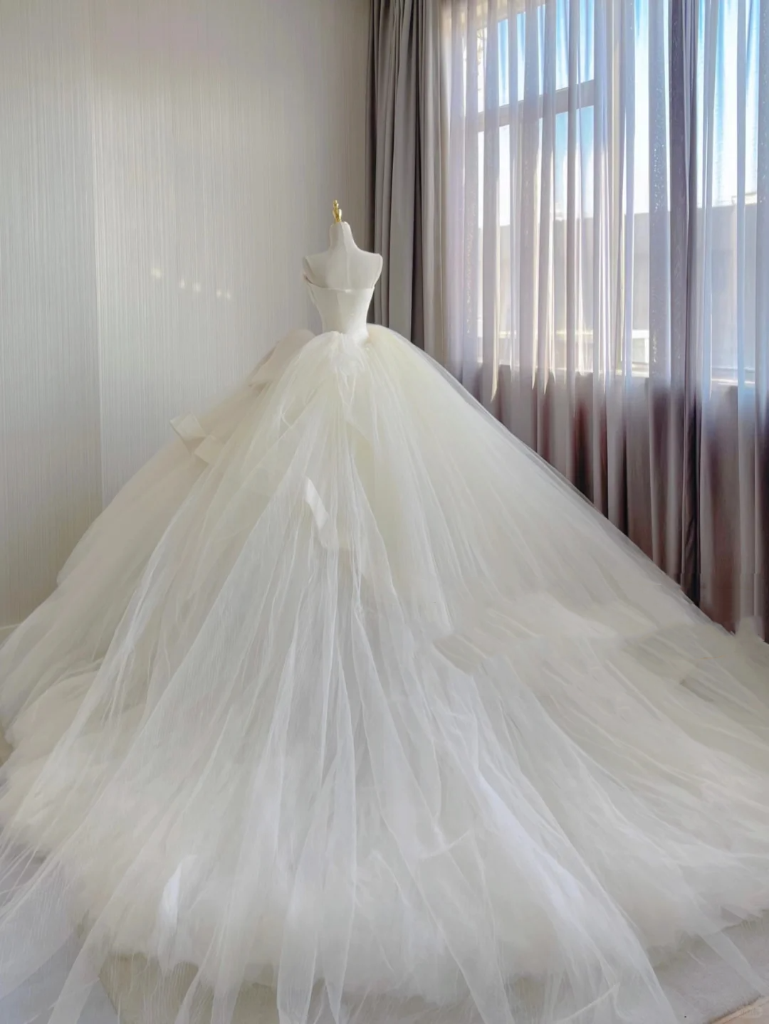 Timeless Ball Gown Strapless Satin Tulle Long White Wedding Dresses Brides Dress DP325