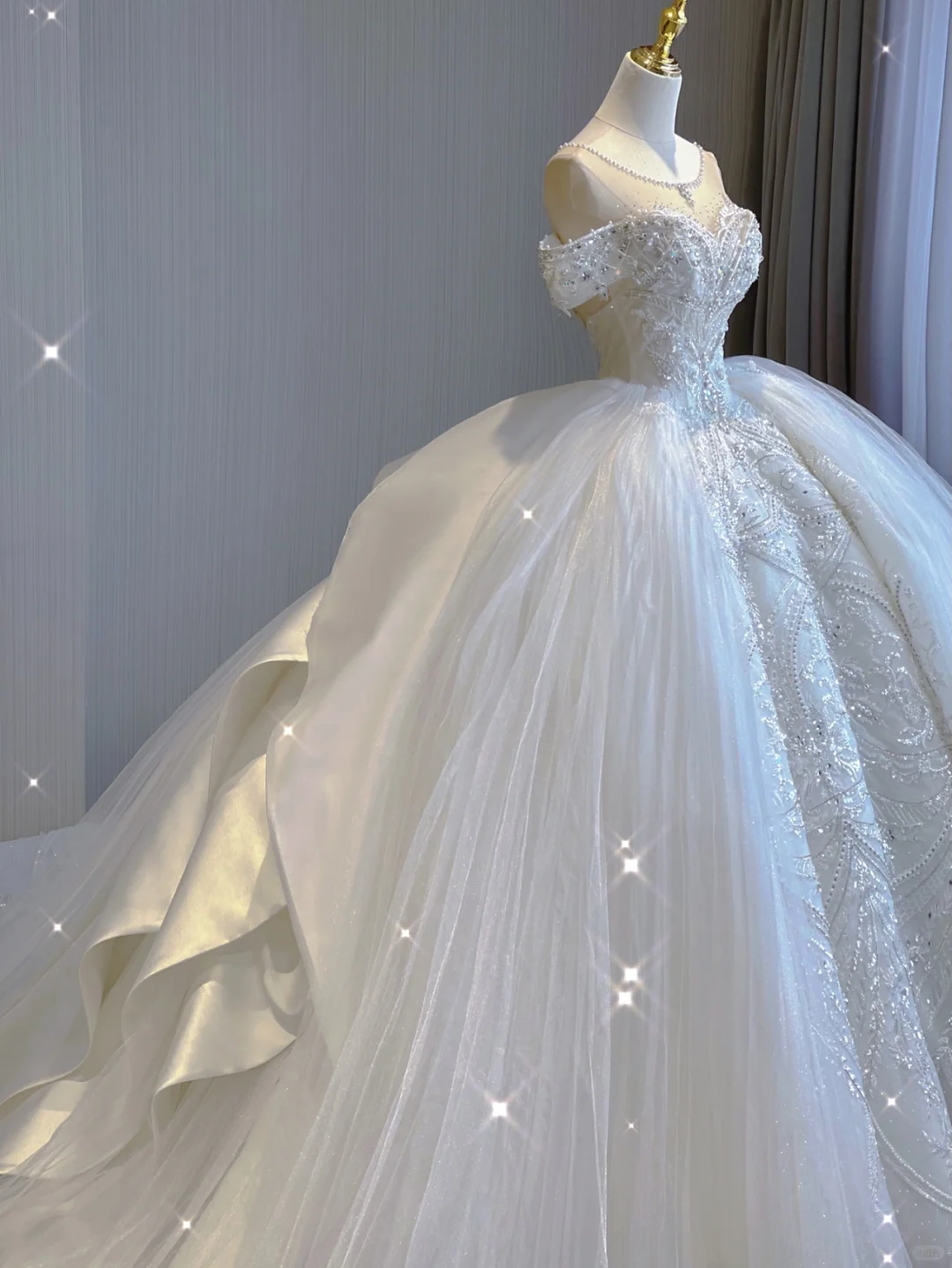 Luxury Ball Gown Scoop Neckline Long Satin Lace White Wedding Dresses Brides Dress DP347