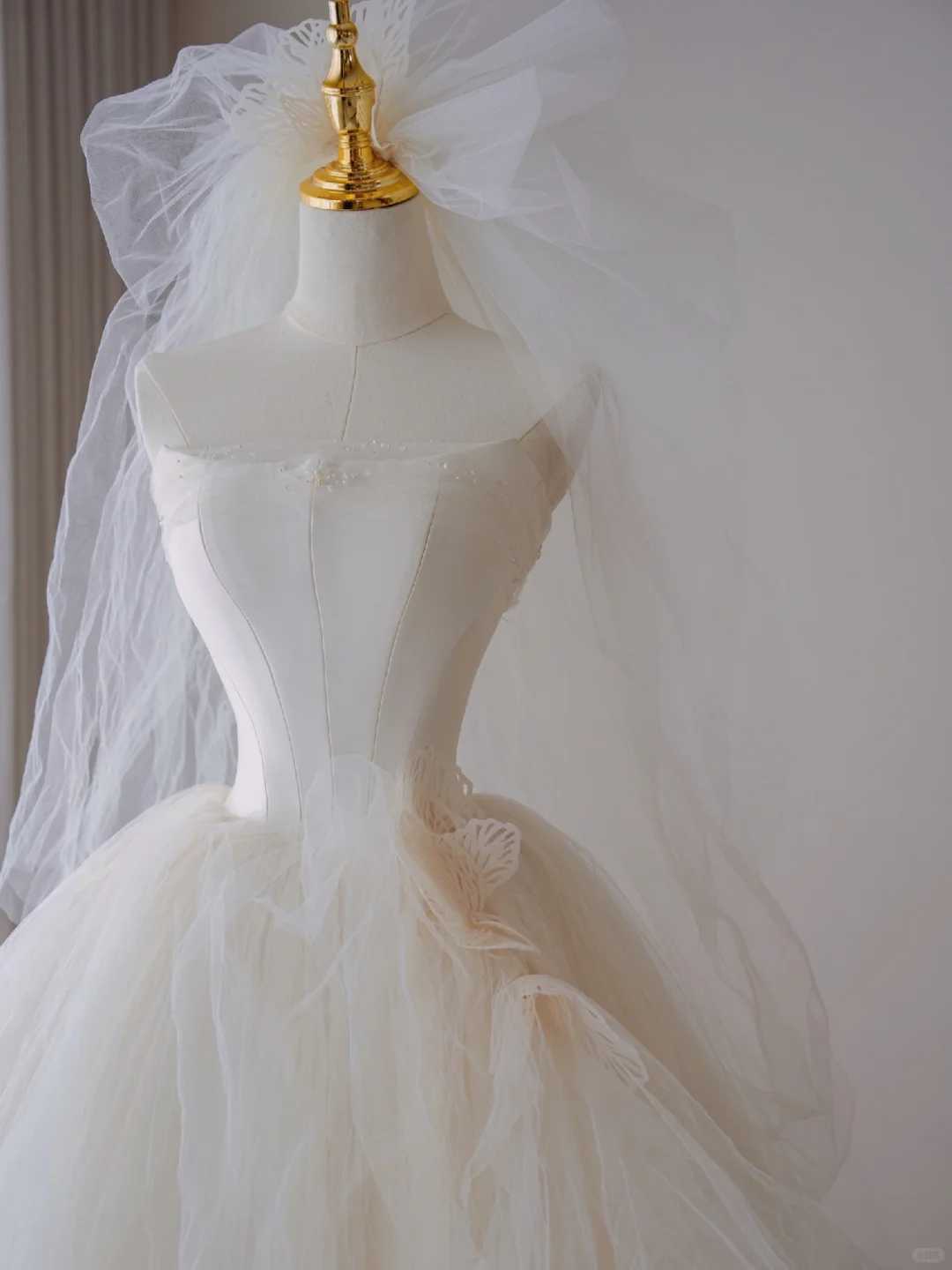 Timeless Ball Gown Strapless Long Tulle White Sweep Train Wedding Dresses Brides Dress DP435