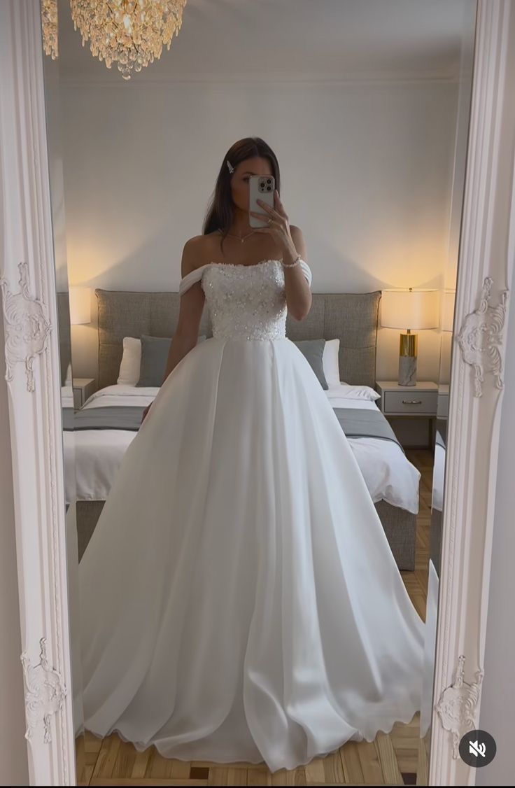 Chic Ball Gown Off The Shoulder Sweetheart White Wedding Dresses Ruffles Tulle Bridal Gowns DP617