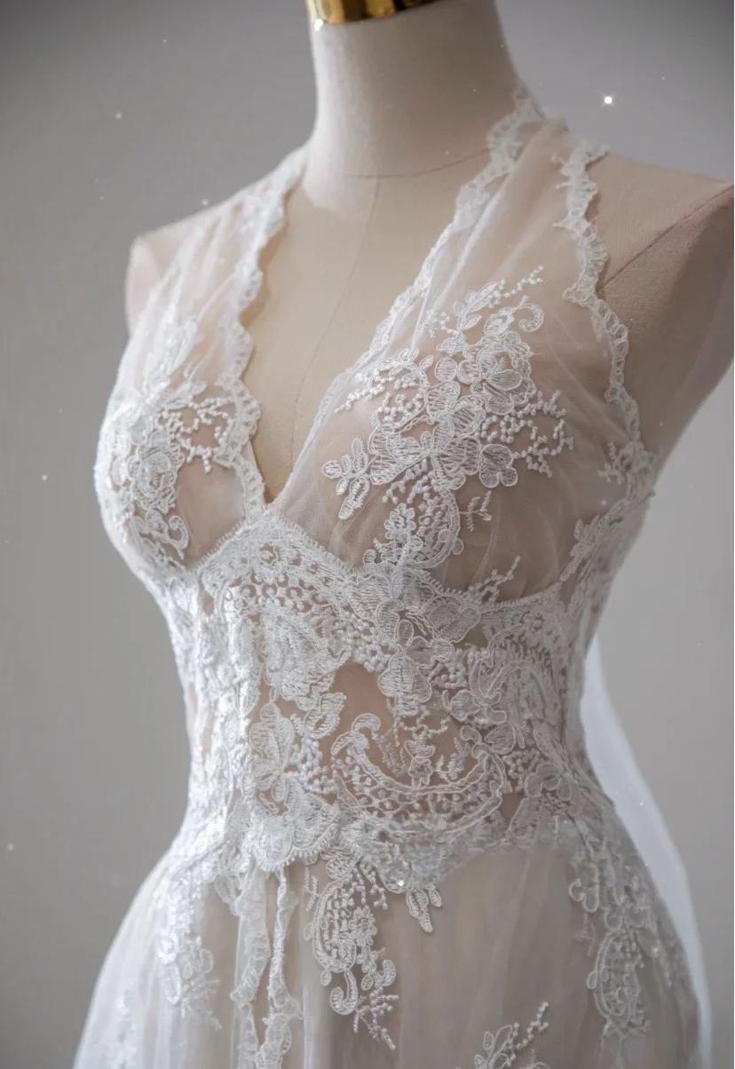 Elegant White Lace Applique Beaded A-line Vintage Wedding Dress ED02216