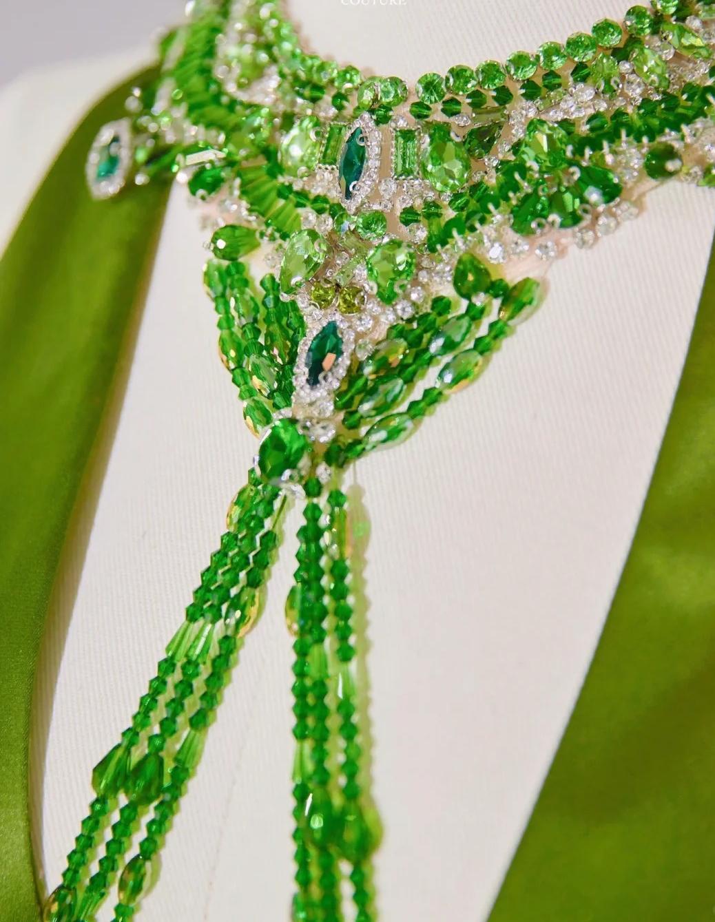 Stunning Green V-neck Sheath Satin Long Prom Dresses Formal Evening Gowns with Beading ED02679