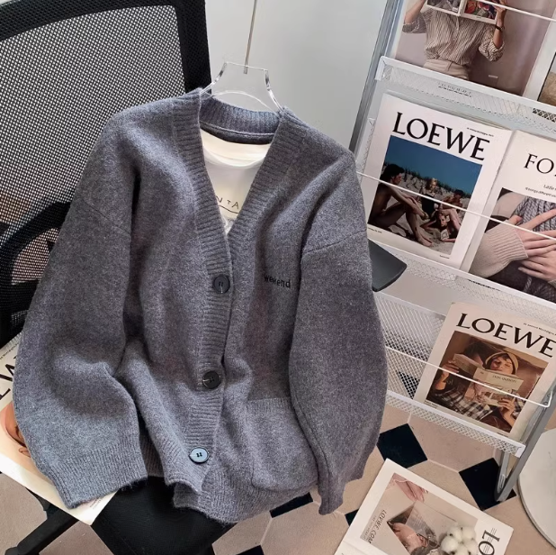 Loose V-neck knitted cardigan ED0270