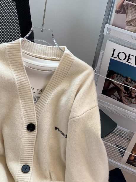 Loose V-neck knitted cardigan ED0270