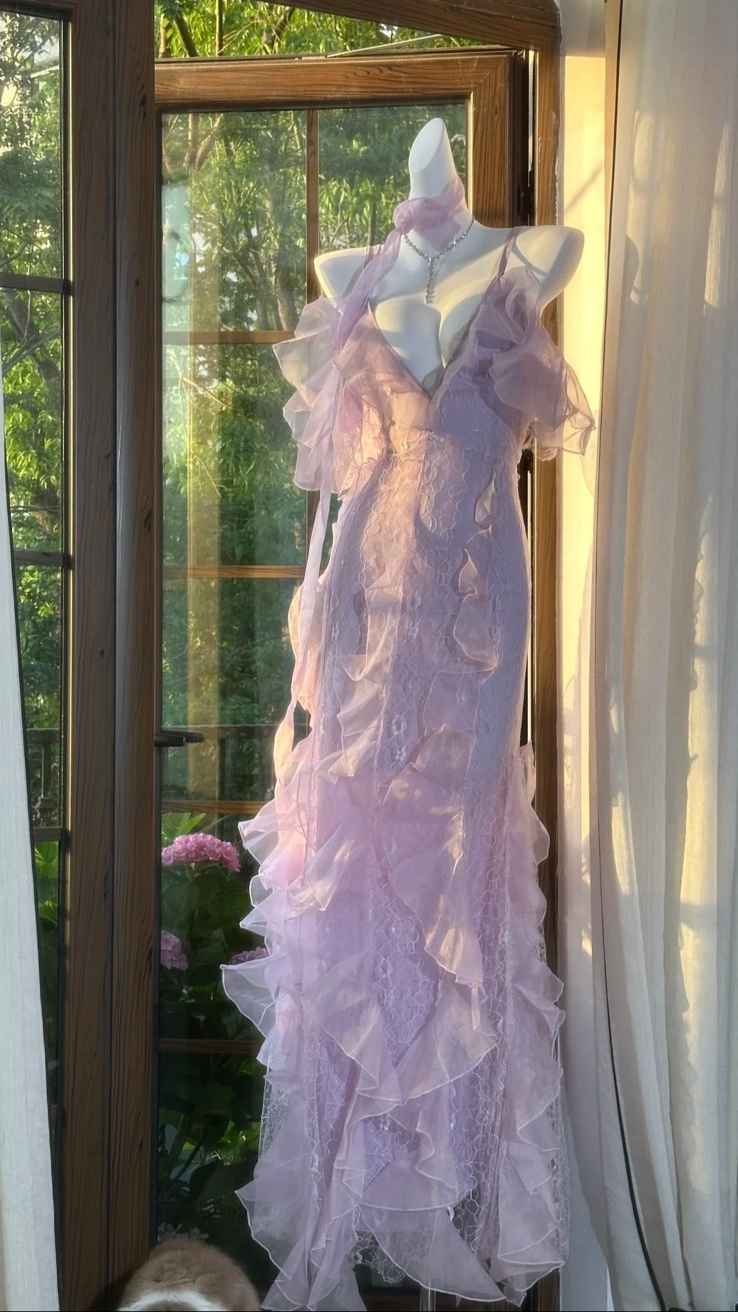 Gorgeous Light Taro Purple V-neck Sheath Tulle Lace Long Prom Dresses Formal Evening Gowns with Open Back ED02833