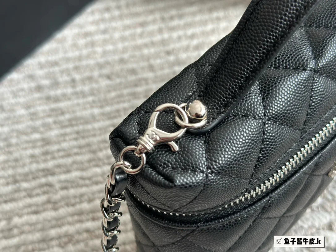 CHANEL New Handbag In Black Size 20x13cm