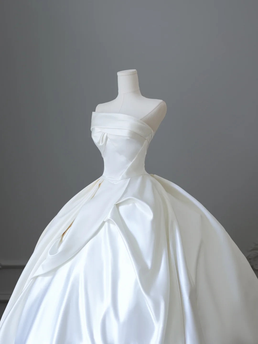 Simple and elegant strapless satin floor-length wedding dress P2500