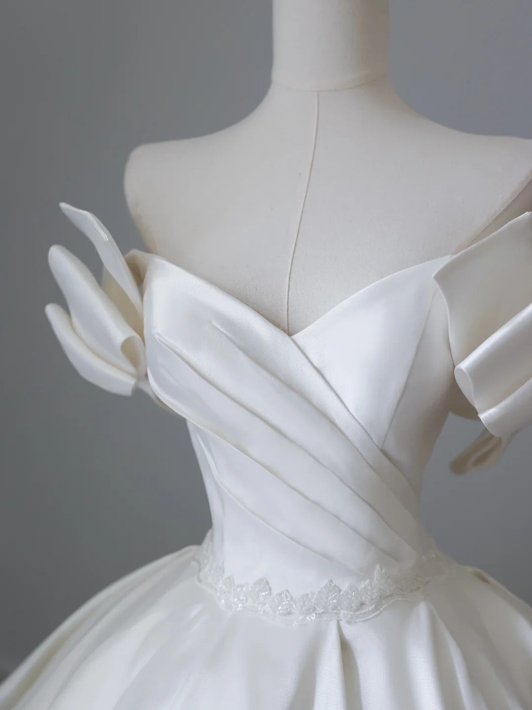 Classic V-neck bow elegant satin white light wedding dress P2501