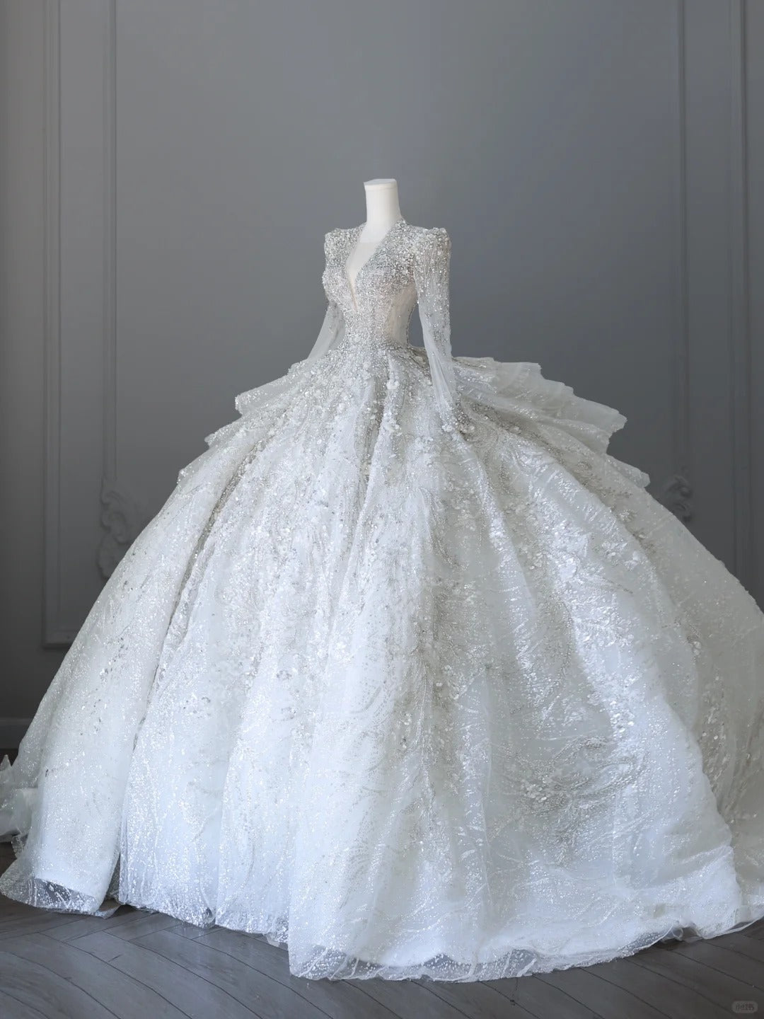 Elegant V-neck swan neck long sleeves heavy luxury floor-length wedding dress P2510