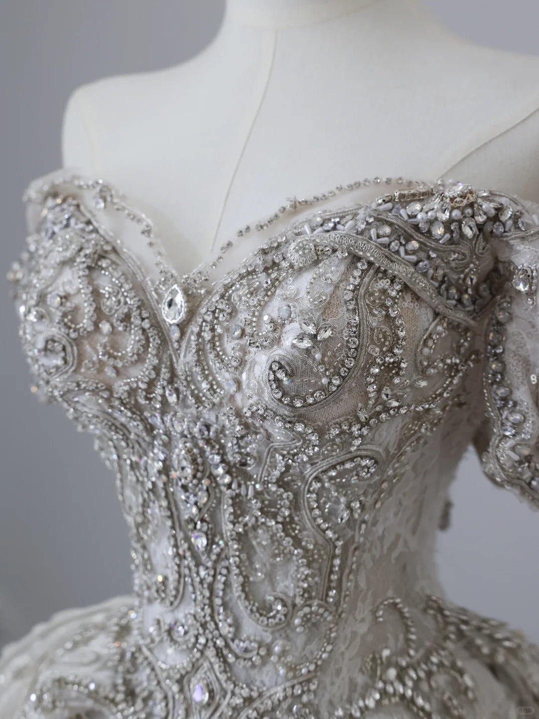 Vintage White Off-the-shoulder Sweetheart Neckline Luxury Lace Princess Floor-length Wedding Dress P2516