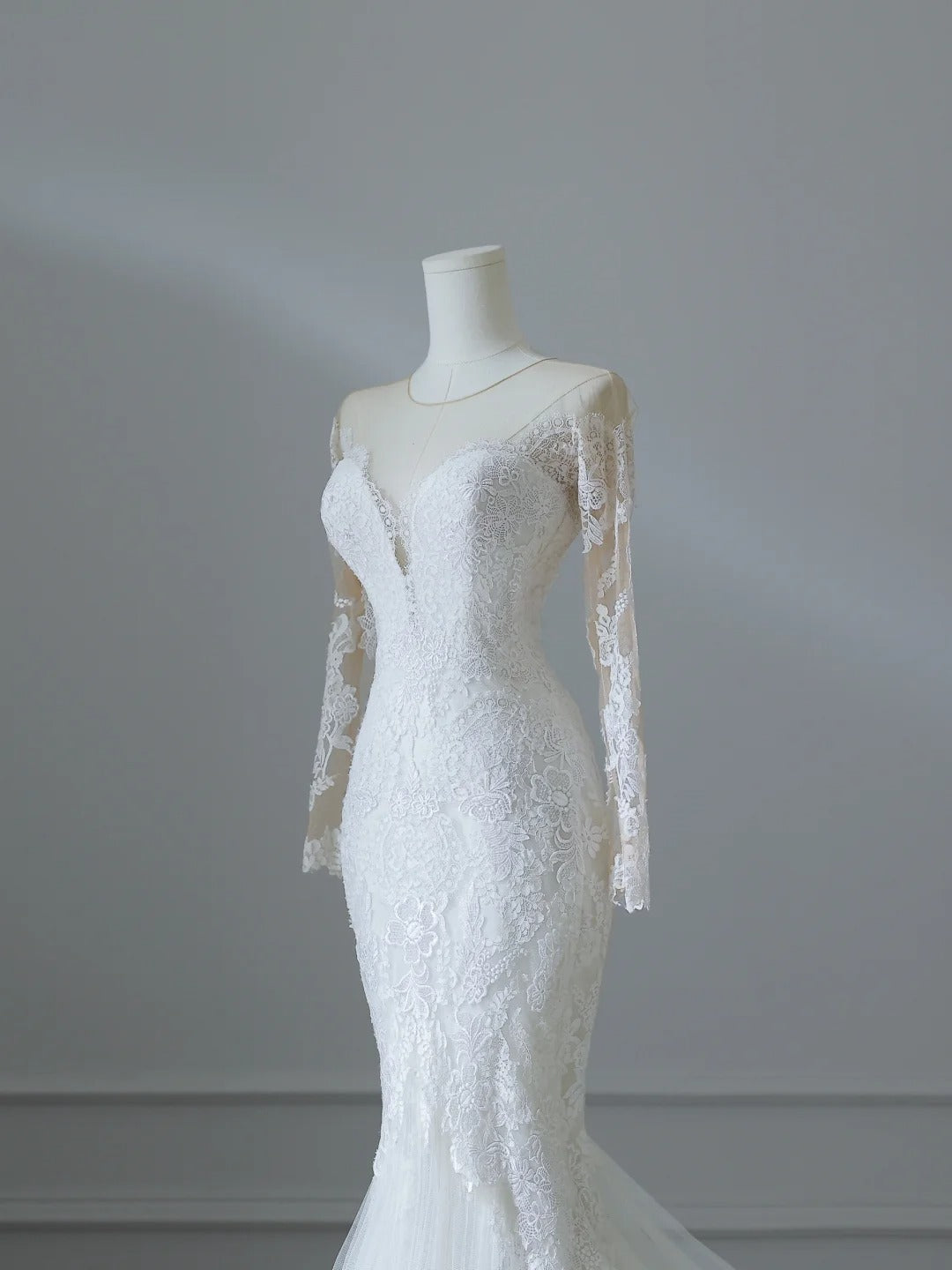 Vintage Lace Round Neck Long Sleeve Mermaid Tulle Wedding Dress P2536