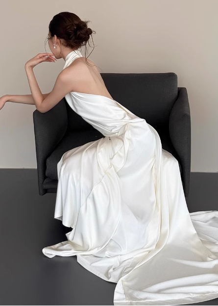 Simple halterneck white off-shoulder silk backless wedding dress P2703