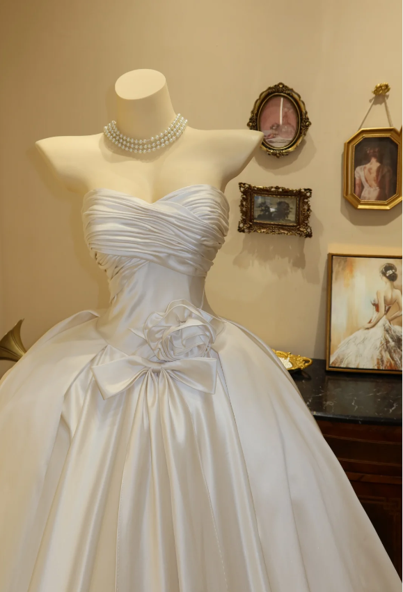 Simple and elegant sweetheart neckline white satin floor-length wedding dress P2793