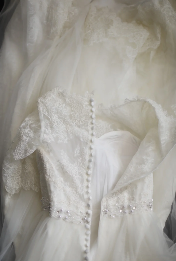 Elegant White Short Sleeve Vintage Palace Lace A-Line Wedding Dress P2826